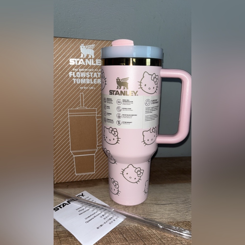 💓SOLD💓Hello Kitty x 40oz stanley🖤